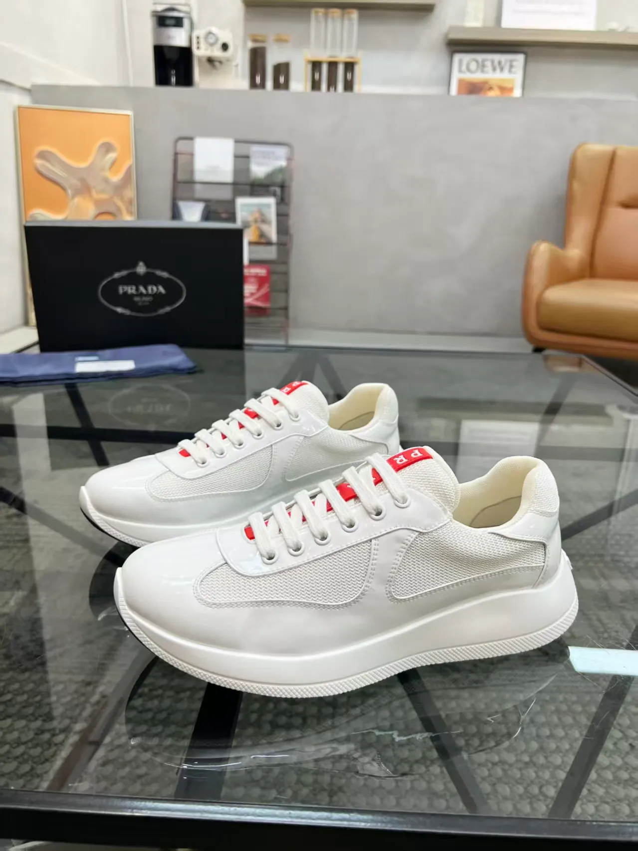 P420 38-45 Prada Prada’s new men’s leather sneakers, the highest version on the market, any comparison is welcome🆚! The original leather has excellent texture and is super high-end! Fetal sheep net lining imported from Italy, removable pad! Luxurious materials and fine workmanship, highly recommended!